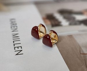 Серьги Вставка: Эмаль
Материал изделия: ювелирный сплав
Размер: Двусторонние. Длина серёг - 1,7 см., ширина (max) - 1,3 см.

Красивые серьги из специального гипоаллергенного ювелирного сплава, котор