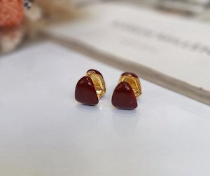 Серьги Вставка: Эмаль
Материал изделия: ювелирный сплав
Размер: Двусторонние. Длина серёг - 1,7 см., ширина (max) - 1,3 см.

Красивые серьги из специального гипоаллергенного ювелирного сплава, котор