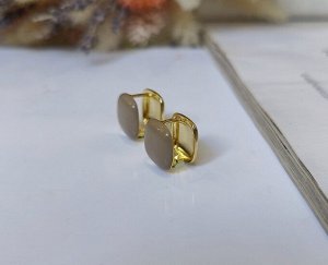 Серьги Вставка: Эмаль
Материал изделия: ювелирный сплав
Размер: 1,2 см

Красивые серьги из специального гипоаллергенного ювелирного сплава, который покрыт золотом или устойчивым родиевым покрытием, 