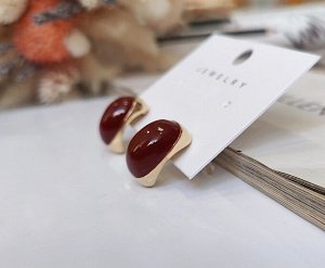 Серьги Вставка: Эмаль
Материал изделия: ювелирный сплав
Размер: Длина - 1,8 см, ширина - 1,2 см.

Красивые серьги из специального гипоаллергенного ювелирного сплава, который покрыт золотом или устой