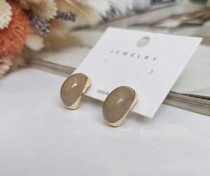 Серьги Вставка: Эмаль
Материал изделия: ювелирный сплав
Размер: Длина - 1,8 см, ширина - 1,2 см.

Красивые серьги из специального гипоаллергенного ювелирного сплава, который покрыт золотом или устой