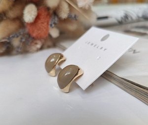 Серьги Вставка: Эмаль
Материал изделия: ювелирный сплав
Размер: Длина - 1,8 см, ширина - 1,2 см.

Красивые серьги из специального гипоаллергенного ювелирного сплава, который покрыт золотом или устой