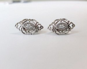Серьги Вставка: Цирконы
Материал изделия: ювелирный сплав
Размер: 2 см
Вид(модель) сережек: Английский замочек

Красивые серьги с благородными цирконами изготовлены из специального гипоаллергенного 