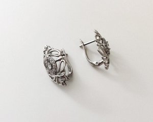 Серьги Вставка: Цирконы
Материал изделия: ювелирный сплав
Размер: 2 см
Вид(модель) сережек: Английский замочек

Красивые серьги с благородными цирконами изготовлены из специального гипоаллергенного 