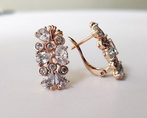 Серьги Вставка: Цирконы
Материал изделия: ювелирный сплав
Размер: 2 см
Вид(модель) сережек: Английский замочек

Красивые серьги с благородными цирконами изготовлены из специального гипоаллергенного 