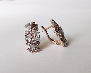 Серьги Вставка: Цирконы
Материал изделия: ювелирный сплав
Размер: 2 см
Вид(модель) сережек: Английский замочек

Красивые серьги с благородными цирконами изготовлены из специального гипоаллергенного 