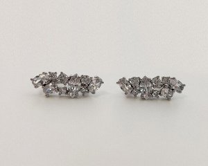 Серьги Вставка: Цирконы
Материал изделия: ювелирный сплав
Размер: 2 см
Вид(модель) сережек: Английский замочек

Красивые серьги с благородными цирконами изготовлены из специального гипоаллергенного 