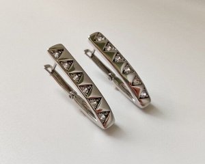 Серьги Вставка: Цирконы
Материал изделия: ювелирный сплав
Размер: 2.5 см
Вид(модель) сережек: Английский замочек

Красивые серьги с благородными цирконами изготовлены из специального гипоаллергенног