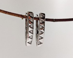 Серьги Вставка: Цирконы
Материал изделия: ювелирный сплав
Размер: 2.5 см
Вид(модель) сережек: Английский замочек

Красивые серьги с благородными цирконами изготовлены из специального гипоаллергенног
