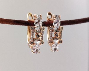 Серьги Вставка: Цирконы
Материал изделия: ювелирный сплав
Размер: 1.5 см
Вид(модель) сережек: Английский замочек

Красивые серьги с благородными цирконами изготовлены из специального гипоаллергенног
