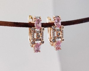 Серьги Вставка: Цирконы
Материал изделия: ювелирный сплав
Размер: 1.5 см
Вид(модель) сережек: Английский замочек

Красивые серьги с благородными цирконами изготовлены из специального гипоаллергенног