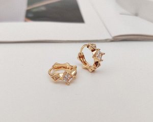 Серьги Вставка: Цирконы
Материал изделия: ювелирный сплав
Размер: 1.5 см
Вид(модель) сережек: Кольцо

Красивые серьги с благородными цирконами изготовлены из специального гипоаллергенного ювелирного