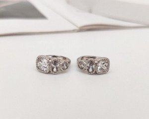 Серьги Вставка: Цирконы
Материал изделия: ювелирный сплав
Размер: 1.5 см
Вид(модель) сережек: Кольцо

Красивые серьги с благородными цирконами изготовлены из специального гипоаллергенного ювелирного