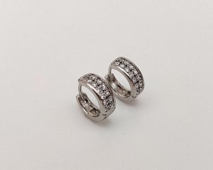 Серьги Вставка: Цирконы
Материал изделия: ювелирный сплав
Размер: 1.5 см
Вид(модель) сережек: Кольцо

Красивые серьги с благородными цирконами изготовлены из специального гипоаллергенного ювелирного