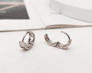 Серьги Вставка: Цирконы
Материал изделия: ювелирный сплав
Размер: 1.5 см
Вид(модель) сережек: Кольцо

Красивые серьги с благородными цирконами изготовлены из специального гипоаллергенного ювелирного