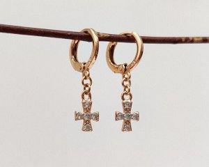Серьги Вставка: Цирконы
Материал изделия: ювелирный сплав
Размер: 1.5 см
Вид(модель) сережек: Кольцо

Красивые серьги с благородными цирконами изготовлены из специального гипоаллергенного ювелирного