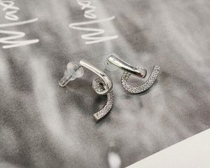 Серьги Вставка: Цирконы
Материал изделия: ювелирный сплав
Размер: 1.8 см

Для вставки использованы кристаллы, которые благодаря великолепной, точной огранке переливаются и сверкают как в искусственн