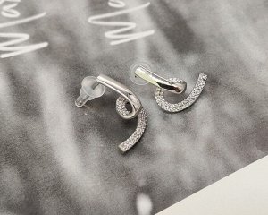 Серьги Вставка: Цирконы
Материал изделия: ювелирный сплав
Размер: 1.8 см

Для вставки использованы кристаллы, которые благодаря великолепной, точной огранке переливаются и сверкают как в искусственн