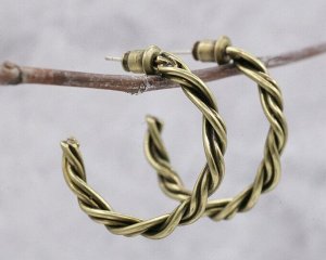 Серьги Вставка: Без вставок
Материал изделия: ювелирный сплав
Размер: Размер 3 см

Красивые стильные серьги изготовлены из специального гипоаллергенного ювелирного сплава, предотвращающим раздражени