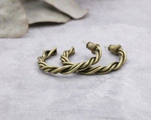 Серьги Вставка: Без вставок
Материал изделия: ювелирный сплав
Размер: Размер 3 см

Красивые стильные серьги изготовлены из специального гипоаллергенного ювелирного сплава, предотвращающим раздражени