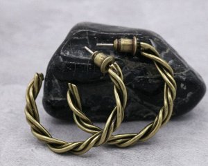 Серьги Вставка: Без вставок
Материал изделия: ювелирный сплав
Размер: Размер 3 см

Красивые стильные серьги изготовлены из специального гипоаллергенного ювелирного сплава, предотвращающим раздражени