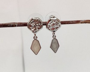 Серьги Вставка: Без вставок
Материал изделия: ювелирный сплав

Cерьги из специального гипоаллергенного ювелирного сплава, который покрыт золотом или устойчивым родиевым покрытием, предотвращающим ра