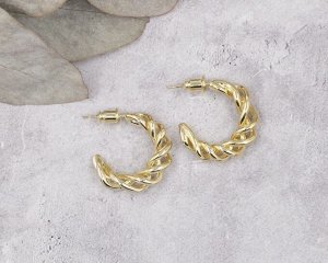 Серьги Вставка: Без вставок
Материал изделия: ювелирный сплав
Размер: 2.2 см

Красивые стильные серьги изготовлены из специального гипоаллергенного ювелирного сплава, предотвращающим раздражение кож