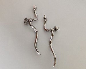 Серьги Вставка: Цирконы
Материал изделия: ювелирный сплав
Размер: 4 см
Вид(модель) сережек: Гвоздики

Красивые серьги с благородными цирконами изготовлены из специального гипоаллергенного ювелирного