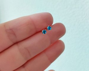 Серьги Вставка: Цирконы
Материал изделия: ювелирный сплав
Размер: 0.3 см
Вид(модель) сережек: Гвоздики

Красивые серьги с благородными цирконами изготовлены из специального гипоаллергенного ювелирно