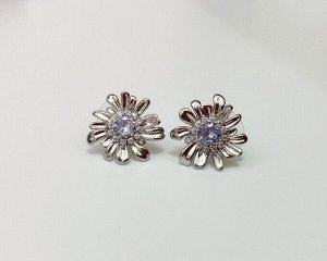 Серьги Вставка: Цирконы
Материал изделия: ювелирный сплав

Cерьги из специального гипоаллергенного ювелирного сплава, который покрыт золотом или устойчивым родиевым покрытием, предотвращающим раздра