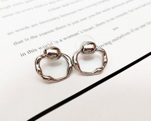Серьги Вставка: Без вставок
Материал изделия: ювелирный сплав

Cерьги из специального гипоаллергенного ювелирного сплава, который покрыт золотом или устойчивым родиевым покрытием, предотвращающим ра