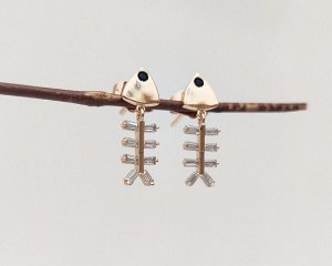 Серьги Вставка: Цирконы
Материал изделия: ювелирный сплав
Размер: 2 см
Вид(модель) сережек: Гвоздики

Красивые серьги с благородными цирконами изготовлены из специального гипоаллергенного ювелирного