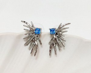 Серьги Вставка: Цирконы
Материал изделия: ювелирный сплав

Cерьги из специального гипоаллергенного ювелирного сплава, который покрыт золотом или устойчивым родиевым покрытием, предотвращающим раздра