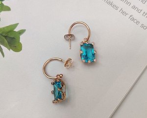Серьги Вставка: Цирконы
Материал изделия: ювелирный сплав
Размер: 3.4 см
Вид(модель) сережек: Гвоздики

Красивые серьги с благородными цирконами изготовлены из специального гипоаллергенного ювелирно