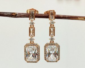 Серьги Вставка: Цирконы
Материал изделия: ювелирный сплав
Размер: 3.2 см
Вид(модель) сережек: Гвоздики

Красивые серьги с благородными цирконами изготовлены из специального гипоаллергенного ювелирно