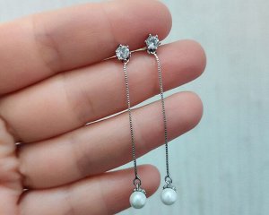 Серьги Вставка: Цирконы
Материал изделия: ювелирный сплав
Размер: 5 см
Вид(модель) сережек: Гвоздики

Красивые серьги с благородными цирконами изготовлены из специального гипоаллергенного ювелирного