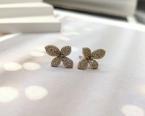 Серьги Вставка: Цирконы
Материал изделия: ювелирный сплав
Размер: 1.7 см
Вид(модель) сережек: Гвоздики

Красивые серьги с благородными цирконами изготовлены из специального гипоаллергенного ювелирно