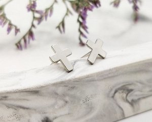 Серьги Вставка: Цирконы
Материал изделия: ювелирный сплав
Размер: 0.5 см
Вид(модель) сережек: Гвоздики

Красивые серьги с благородными цирконами изготовлены из специального гипоаллергенного ювелирно
