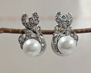 Серьги Вставка: Цирконы
Материал изделия: ювелирный сплав
Размер: 1.5 см
Вид(модель) сережек: Гвоздики

Красивые серьги с благородными цирконами изготовлены из специального гипоаллергенного ювелирно