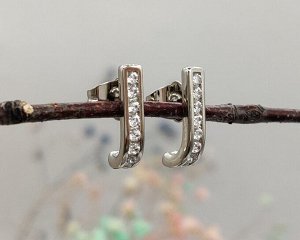 Серьги Вставка: Цирконы
Материал изделия: ювелирный сплав
Размер: 1.5 см
Вид(модель) сережек: Гвоздики

Красивые серьги с благородными цирконами изготовлены из специального гипоаллергенного ювелирно