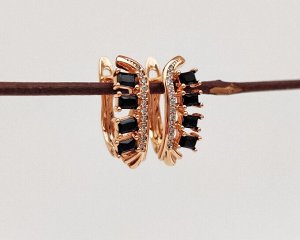 Серьги Вставка: Цирконы
Материал изделия: ювелирный сплав
Размер: 1.7 см
Вид(модель) сережек: Английский замочек

Красивые серьги с благородными цирконами изготовлены из специального гипоаллергенног