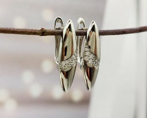Серьги Вставка: Цирконы
Материал изделия: ювелирный сплав
Размер: 2 см
Вид(модель) сережек: Английский замочек

Красивые серьги с благородными цирконами изготовлены из специального гипоаллергенного 