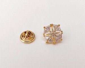 Брошь Вставка: Цирконы
Материал изделия: ювелирный сплав
Тематика броши: Классика

Брошь удачно дополнит ваш образ, придаст ему завершенность и изысканный шарм.
Броши дают возможность для фантазии, 