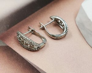 Серьги Вставка: Цирконы
Материал изделия: ювелирный сплав
Размер: 1.5 см
Вид(модель) сережек: Английский замочек

Красивые серьги с благородными цирконами изготовлены из специального гипоаллергенног