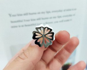 Брошь Вставка: Без вставок
Материал изделия: ювелирный сплав
Тематика броши: Флора и Фауна

Брошь удачно дополнит ваш образ, придаст ему завершенность и изысканный шарм.
Броши дают возможность для ф