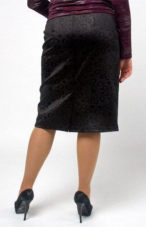 301/5 юбка Классическая юбка со шлицей. Для большего комфорта на талии эластичная тесьма. Ткань основы: плотное черное полотно с жаккардовым узором – эффектной выработкой с легким блеском. Рекомендуем