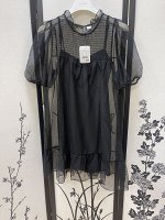 Платье|Короткое прямое платье с круглым вырезом горловины и небольшим воротником с оборкой, присборенной кокеткой спереди и короткими рукавами-фонариками на узкой резинке