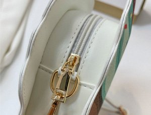 Сумка Отличный подарок для девочки / девушки !
Модель выполнена из искусств. кожи.
С блестящим ярким принтом.
Закрывается на молнию.
Сумка комплектуется регулируемым ремешком
Размер: 15х19х6 см
Цвет: 