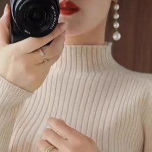 Вязаная водолазка в рубчик с длинный рукавом, молочная