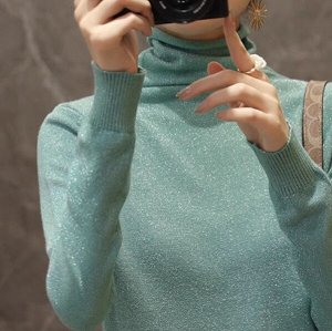 Вязаная блестящая водолазка с высоким горлом и  с длинный рукавом, голубая